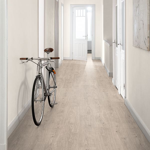 Egger PRO laminat u modernom stambenom prostoru s prirodnim drvenim dekorom