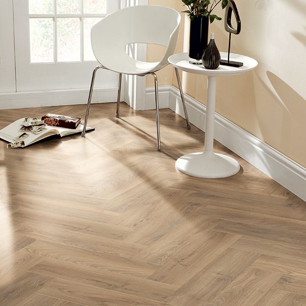 Krono Original laminat iz kolekcije Herringbone u elegantnom interijeru s prepoznatljivim uzorkom riblja kost