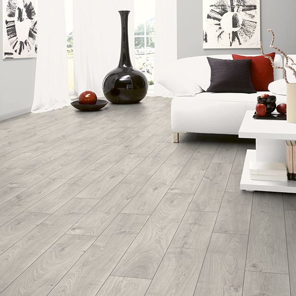  Kronotex laminat s prirodnim drvenim uzorkom u modernom dnevnom boravku