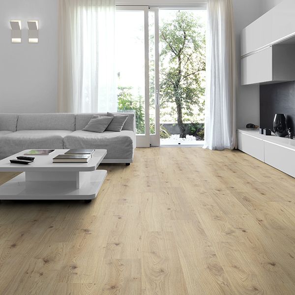 Lifestyle laminat s prirodnim drvenim uzorkom u modernom dnevnom boravku