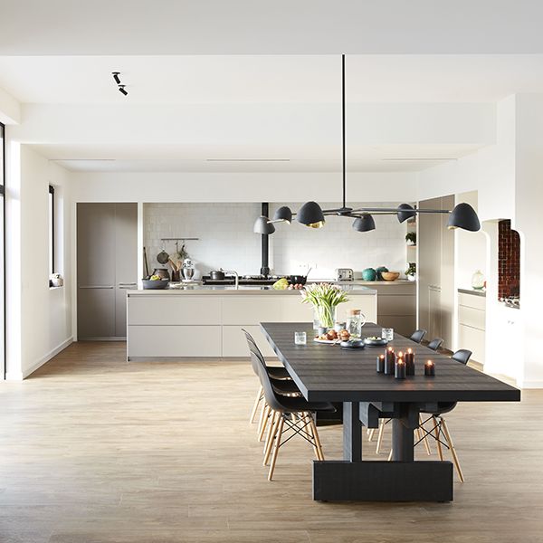 Aurora SPC vinil pod u elegantnom interijeru s drvenim dekorom i modernim namještajem