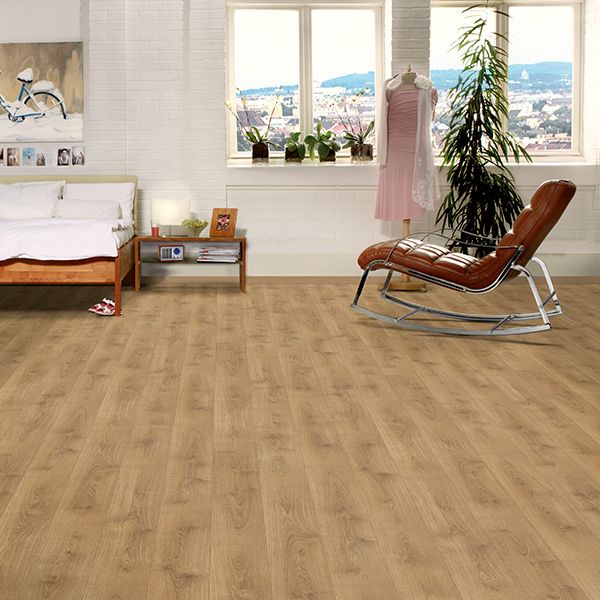 Elegantni hrast dekor laminata Cosmoflooritan Prestige u prozračnom interijeru